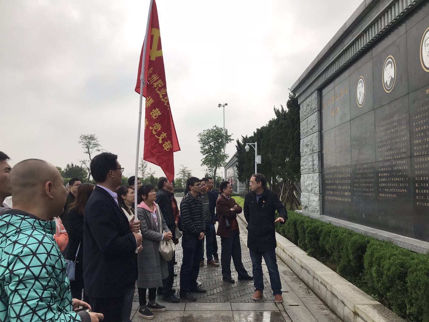 undefined 公共课部基础医学部党支部的全体党员怀