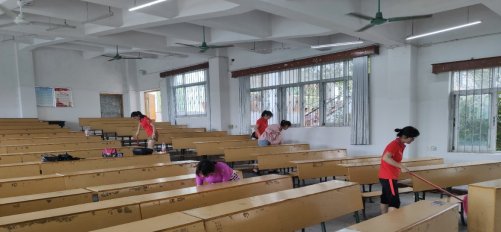 公共基础学部党支部书记周艳红同志给党
