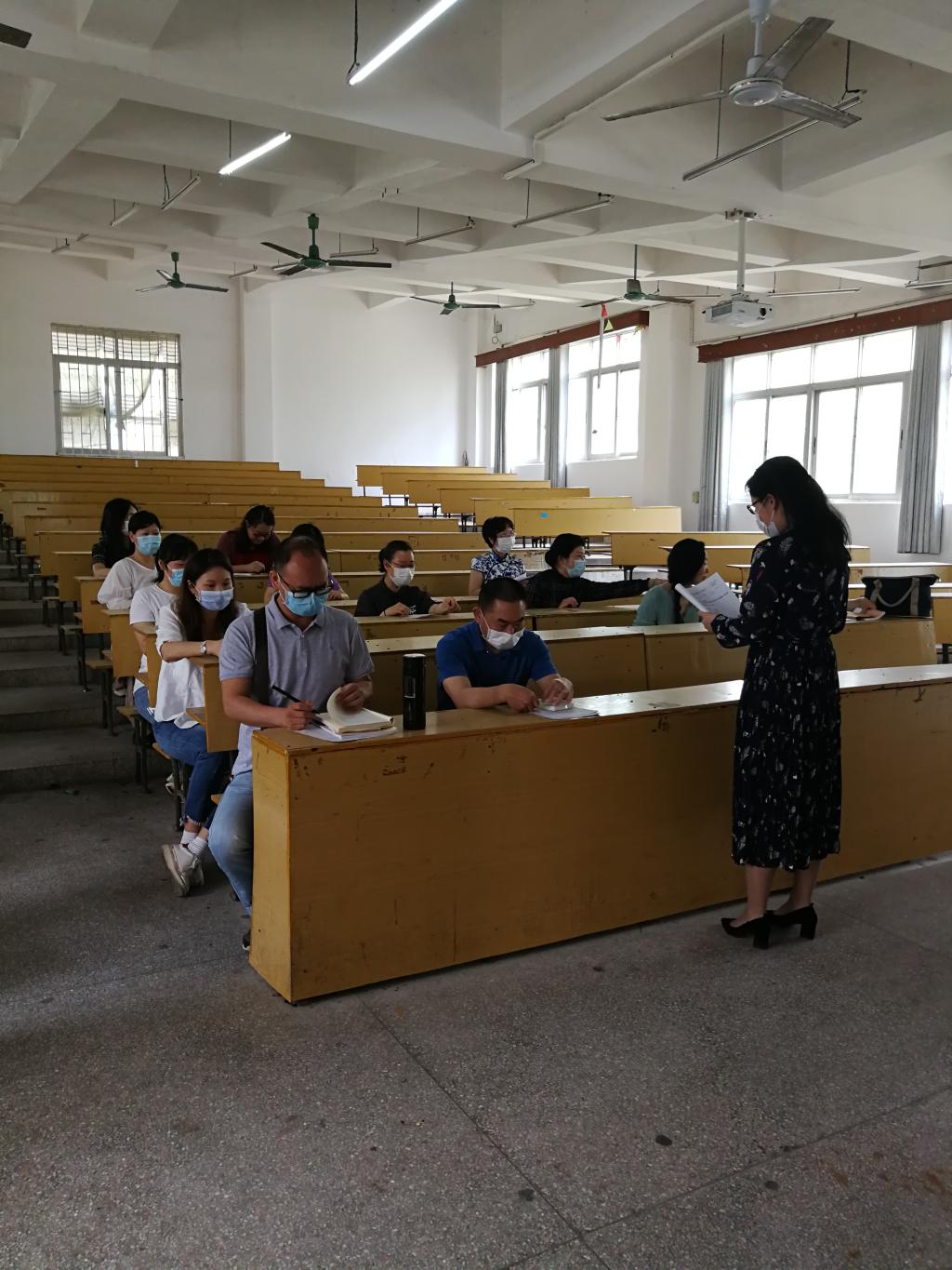 全面贯彻党的十九大和十九届四中全会精