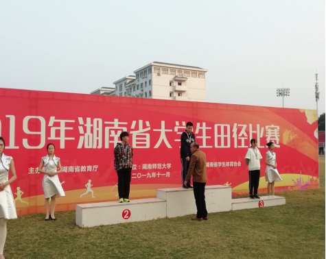 在比赛中队员发扬拼搏精神